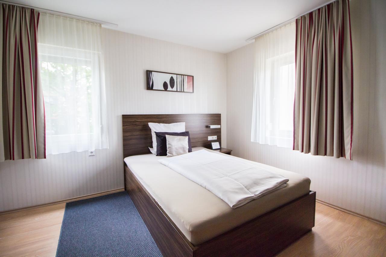 Landhotel Wolfschlugen Exterior photo